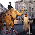 Paryžiaus Lafayette galerijoje dramblys įžiebė kalėdines lemputes