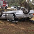 Girtas BMW automobiliu pavėžino draugą: po smūgio į medį abu ligoninėje