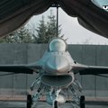 F-16 valdyti besimokantis ukrainiečių pilotas: tarsi nuo mygtukinio telefono pereitum prie išmanaus įrenginio
