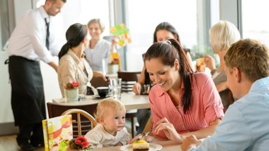Restorane vakarieniavusi moteris pasibaisėjo, kai po gretimu stalu supermamytė pasodino savo vaiką ant puoduko