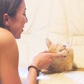 Mergina išdrįso priglausti leukemija sergantį katiną