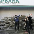 В Киеве радикалы замуровали центральное отделение "Сбербанка"