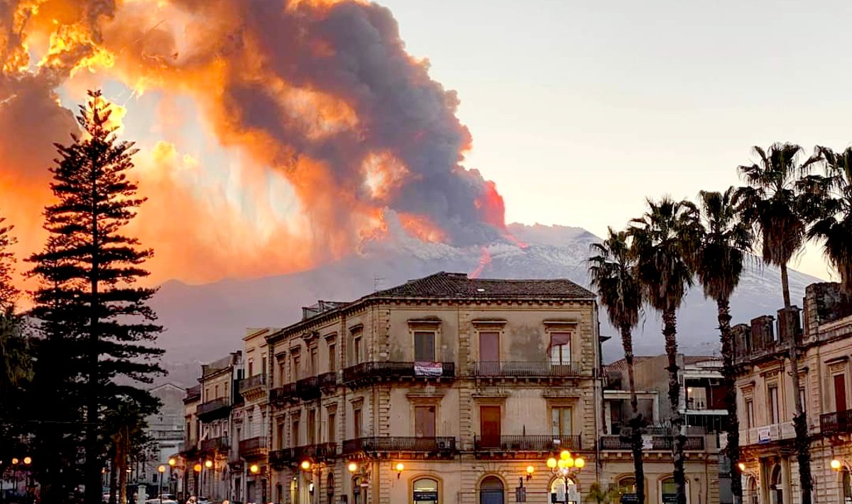 Etna per įspūdingą naują išsiveržimą spjaudė lavą, dūmus ir pelenus