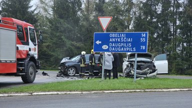 Avarija Rokiškio rajone: du „Lexus“ automobiliai nepasidalijo kelio