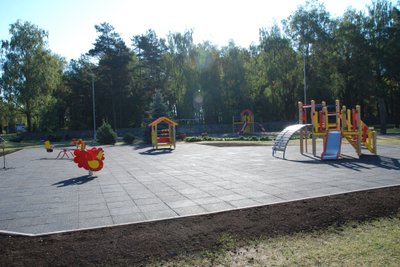 Naujai atidaryta vaikų žaidimo aikštelė Prienuose (Agnės Dargužienės nuotr.)