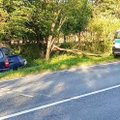Kelyje Jonava–Kėdainiai–Šeduva automobilis rėžėsi į medį: metalo gniaužtuose įkalintas vairuotojas