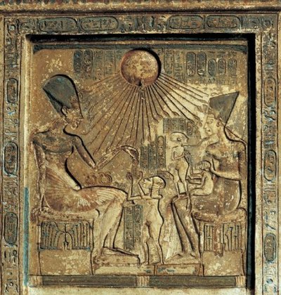 Šeimos gyvenimas al Amarnoje. Echnatonas ir Nefertitė atsipalaidavę sėdi ant minkštasuolių ir žaidžia su savo trimis dukterimis – visi yra nušviesti Atono (albumo „Tutanchamonas“ iliustracija)