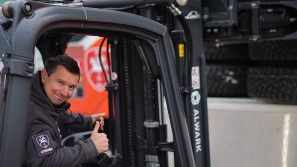 Antanas Juknevičius atsarginius ratus į komandos sunkvežimį sukrovė pats