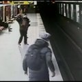 Vaikinas išgelbėjo ant metro bėgių atsidūrusį vaiką