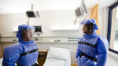 Klinikoje Berlyne pratybos, ruošiantis galimoms Ebolos viruso aukoms