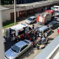 Kraupus vaizdas Kaune: partrenktas dvimetis nuo smūgio atsidūrė po kitu automobiliu