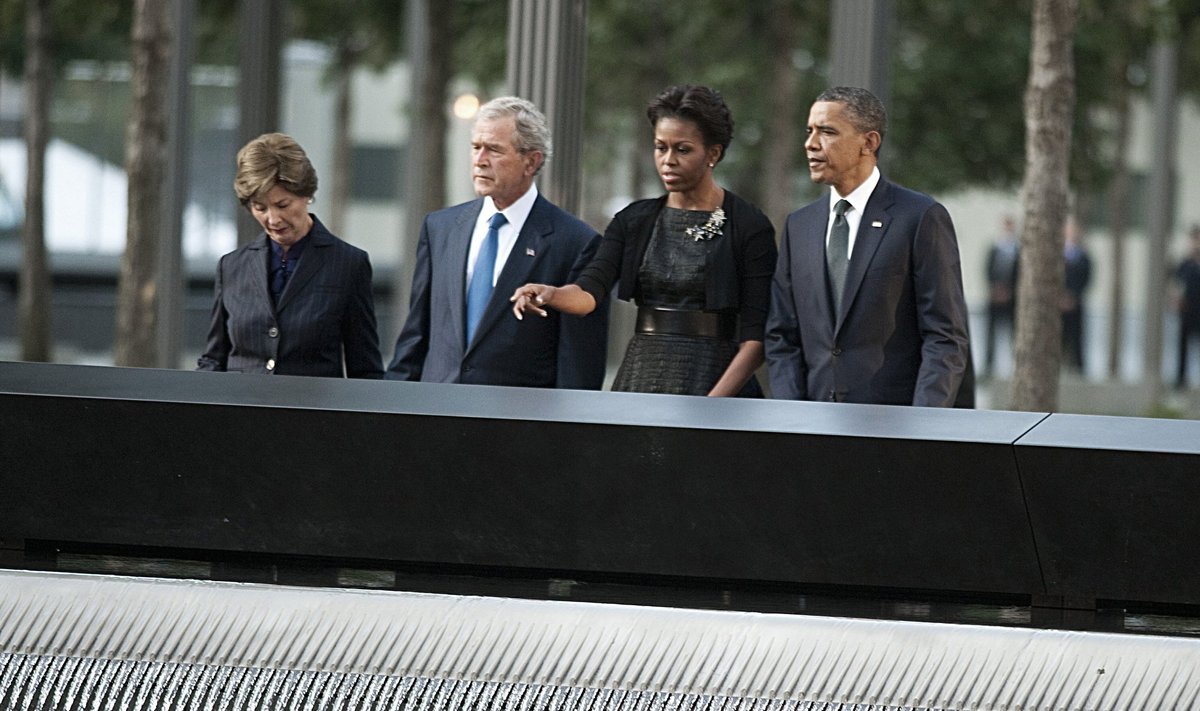Barack Obama, Michelle Obama, George W. Bush ir Laura Bus