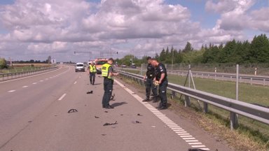 Šiaulių rajone motociklas rėžėsi į kelininkų mašiną ir užsidegė: motociklininkas žuvo