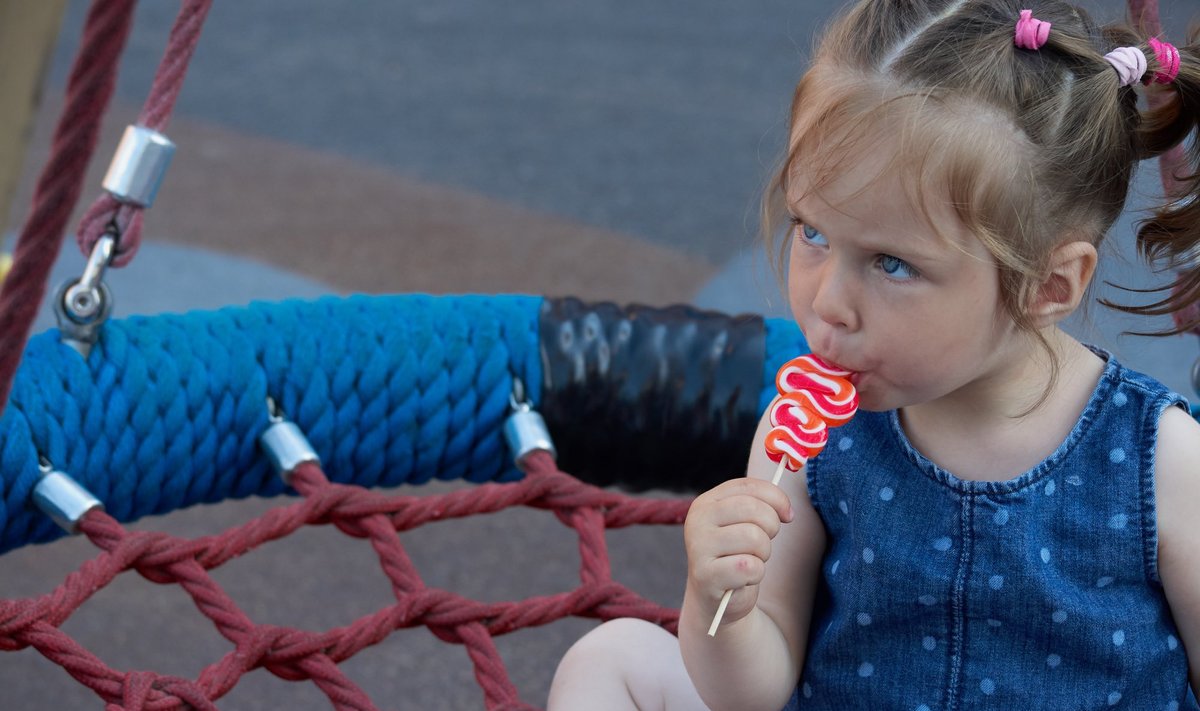 Vaikas valgo saldainį