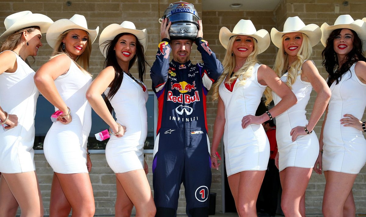 Sebastianas Vettelis gražuolių apsuptyje