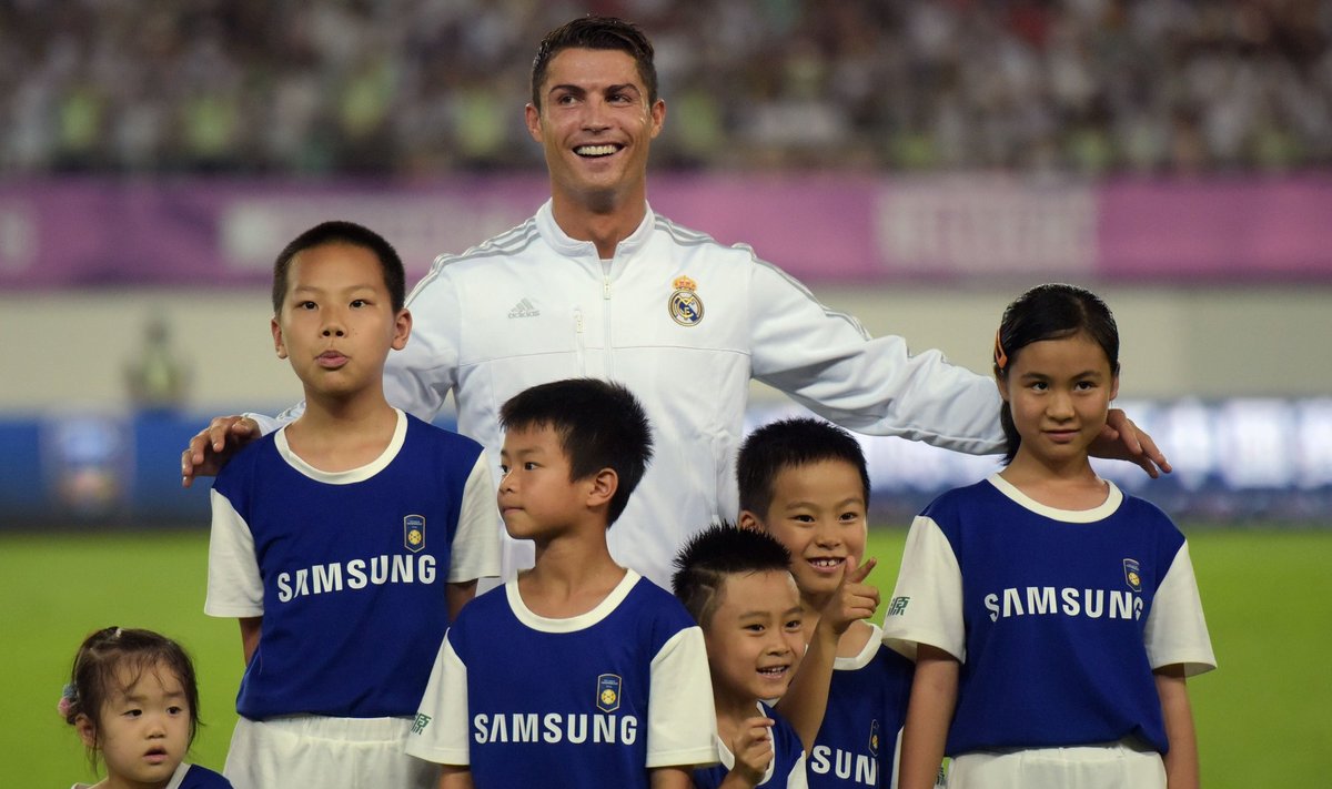 Cristiano Ronaldo su vaikų grupe Kinijoje