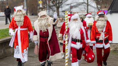 Kalėdų seneliai iš Baltijos šalių sugužėjo į sostinę: aiškinosi, ar mėnulyje įvyks Kalėdos, ir pasirašė svarbų dokumentą