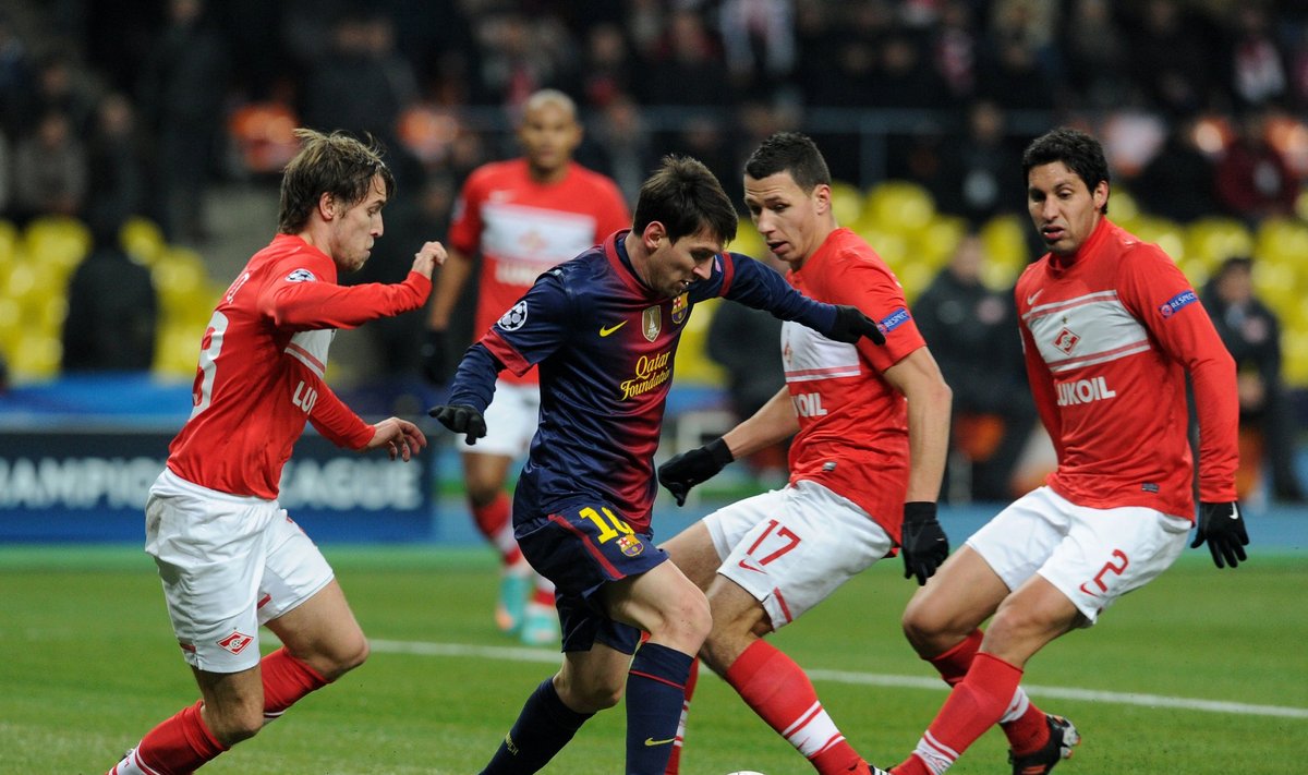 Lionelis Messi tarp trijų varžovų
