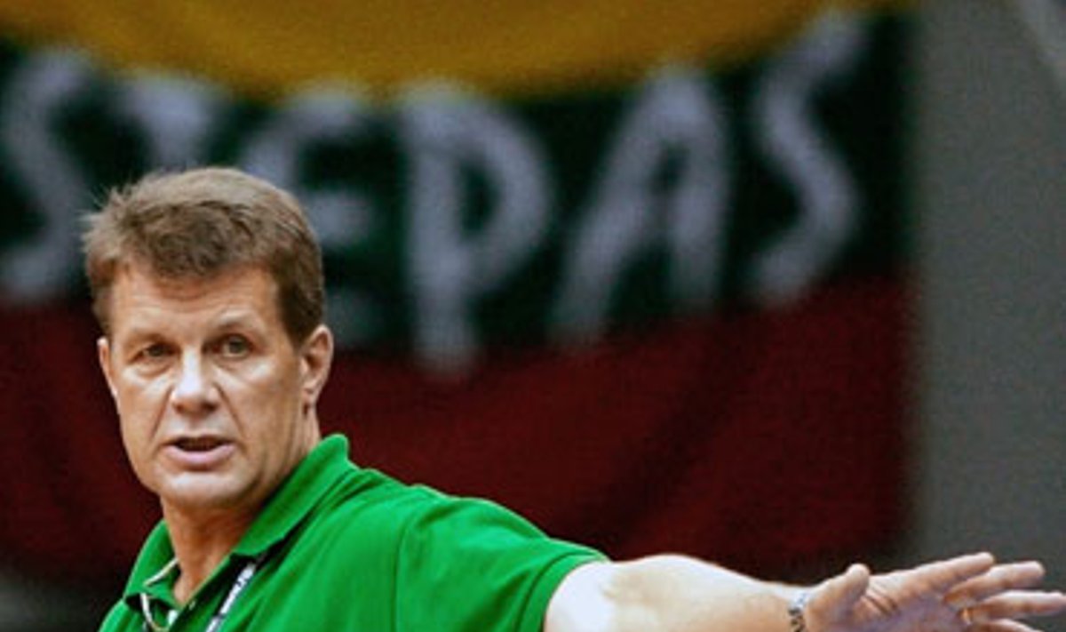 Antanas Sireika duoda nurodymus Lietuvos krepšininkams rungtynėse su Brazilija.