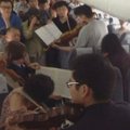 Pekine užlaikytame lėktuve pasirodymą surengė simfoninio orkestro muzikantai