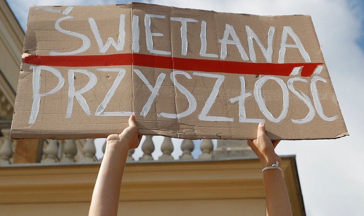 Девушка с плакатом в Варшаве