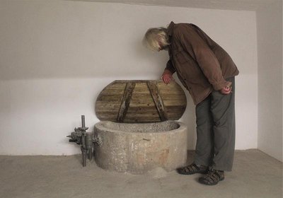 In the basement of the palace, there is a well installed in the floor, into which prisoners were immersed head down and thus tortured (photo by Denis Nikitenko)