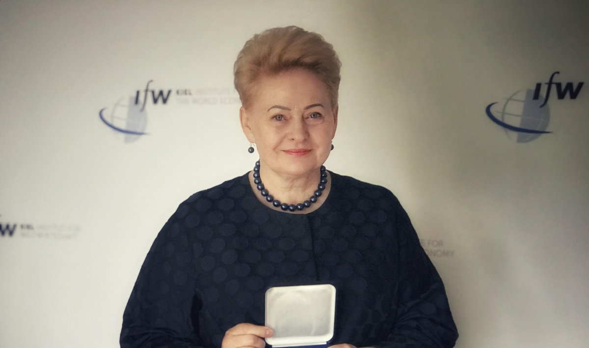Prezidentei D. Grybauskaitei įteiktas Pasaulio ekonomikos apdovanojimas. Birželio 19 d. (Kylis).