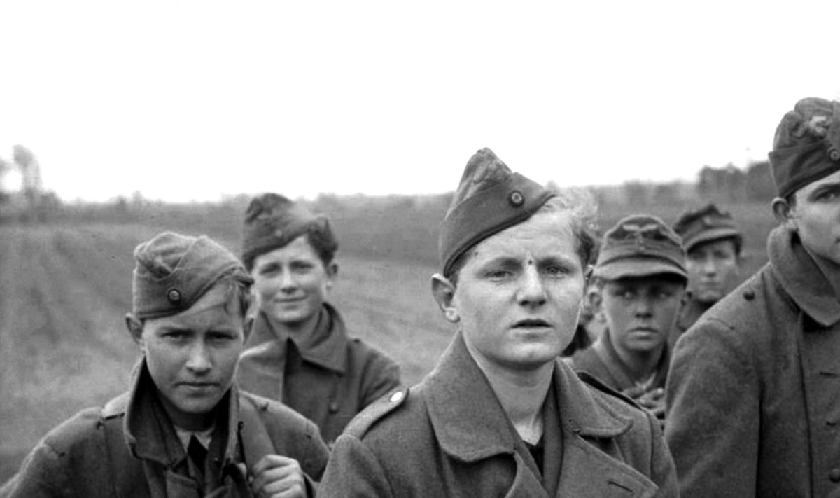 Vokiečių berniukai kareiviai, kuriems likimas lėmė būti įtrauktiems į kovą paskutinėje niūrioje karo dalyje.