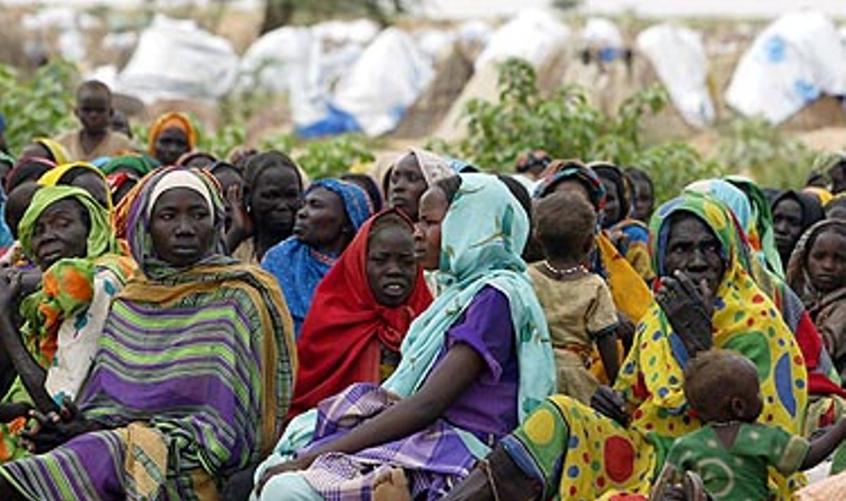 Sudanietės ilsisi Vakarų Darfūne įkurtoje stovykloje. 