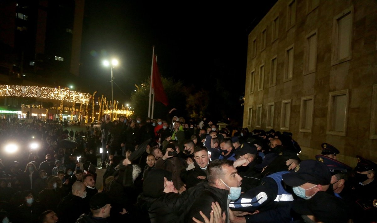 Albanijos sostinėje per protestą prieš policijos smurtą kilo riaušės