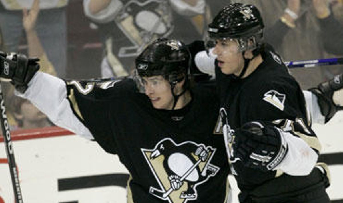"Penguins" ledo ritulininkai džiaugiasi pergale prieš "Sabres"