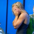 R. Meilutytė nesulaikė ašarų ir puolė į trenerio glėbį