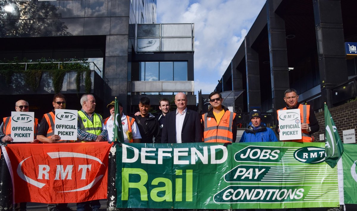 Didžiojoje Britanijoje streikuoja geležinkelių darbuotojai ir gydytojai