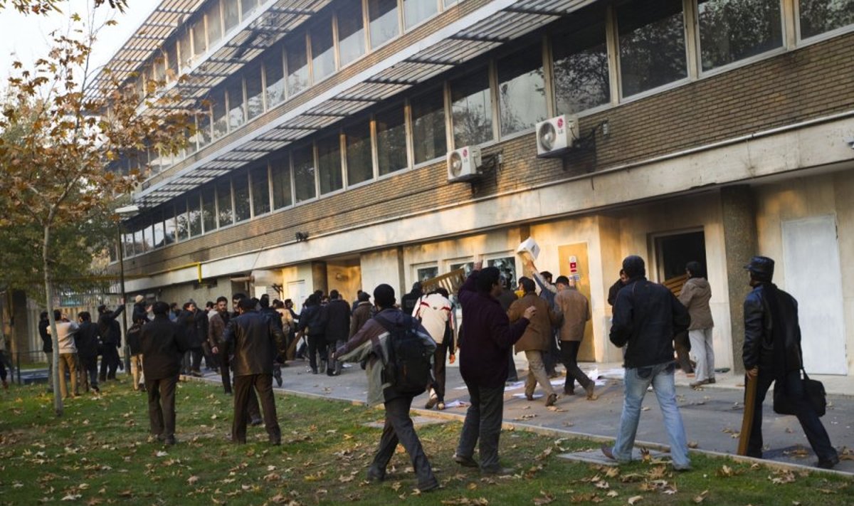 Irane studentai nusiaubė britų ambasadą Teherane