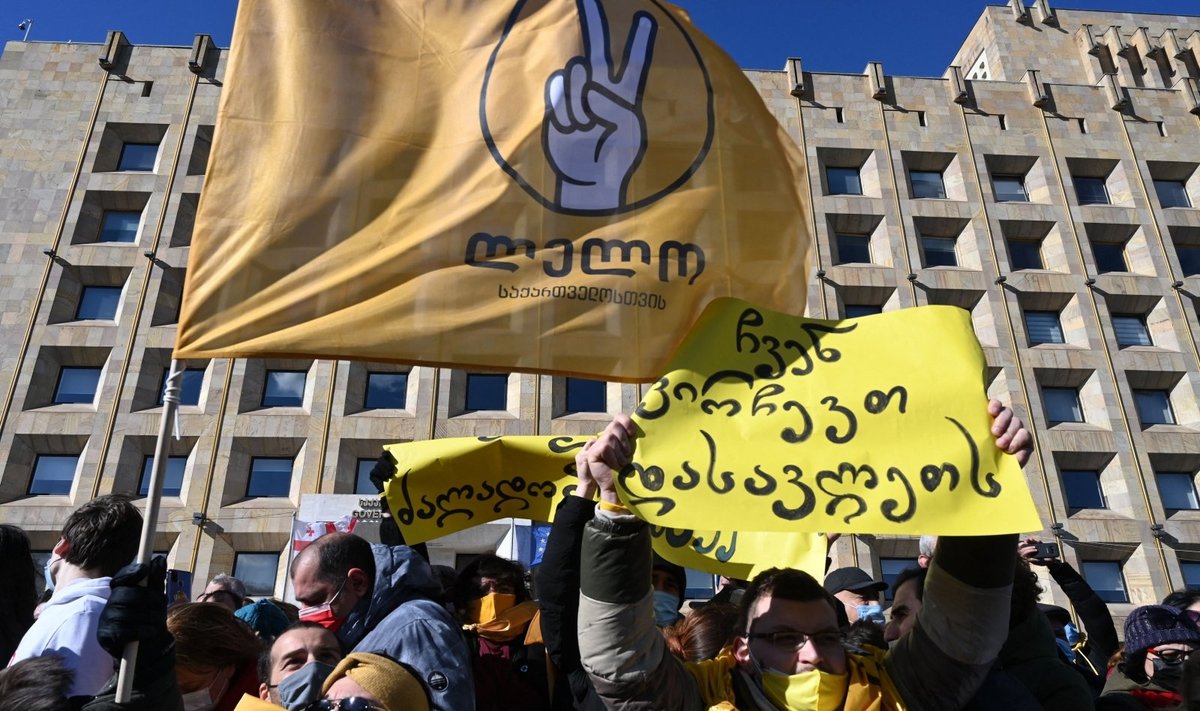 Sakartvelo opozicija protestuodama prieš lyderio areštą pastatė prie parlamento palapinių