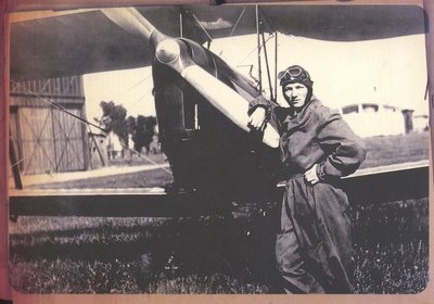 Lakūnė A. Liorentaitė aerodrome prie lėktuvo. 1937 m. (Vytauto Didžiojo karo muziejaus nuotr.)