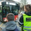 Vilniaus viešojo transporto kontrolieriai vaikams dovanoja atšvaitus
