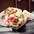 Nuo Motinos dienos sveikinimo mamai pakirto kojas – gėles pristatė laidojimo paslaugų furgonu