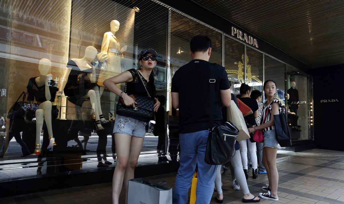 Kiniečių turistai prie parduotuvės Honkongo Tsim Sha Tsui rajone 