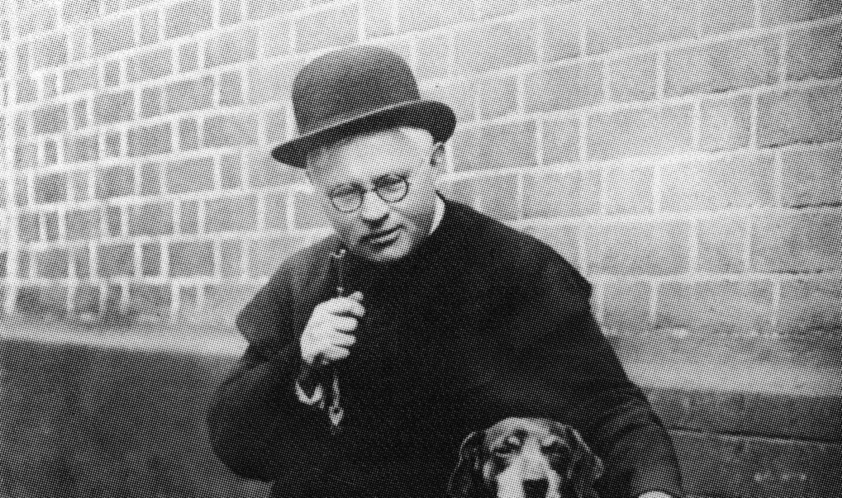 Vaižgantas su šuneliu Kauku prie Vytauto bažnyčios, 1928 m.