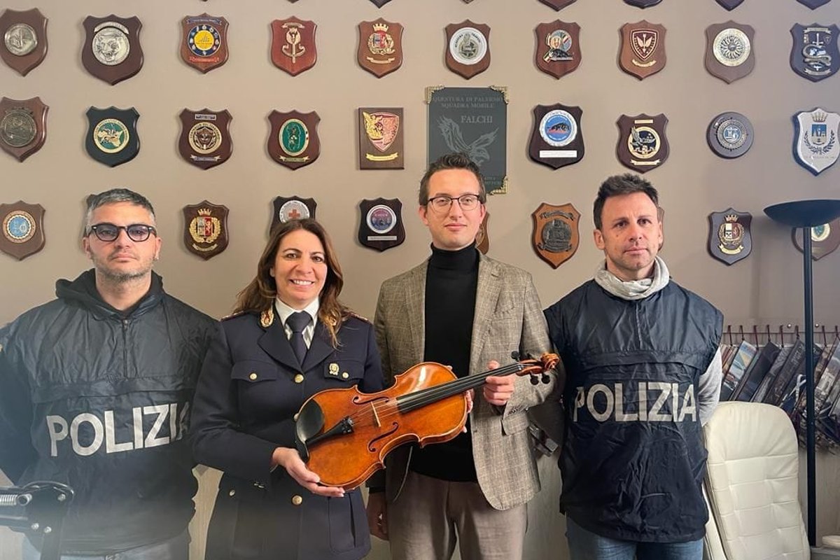 La polizia restituisce lo strumento rubato al musicista lituano che suona nell’orchestra di Palermo: dettagli dell’operazione sotto copertura non resi noti
