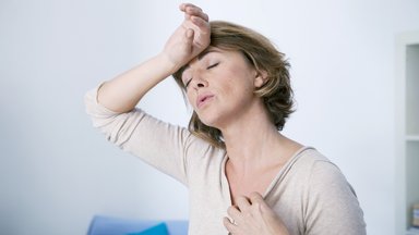 Karščio bangos menopauzės metu kankina net 2 iš 3 moterų: gydytoja patarė, kas padės jas sušvelninti