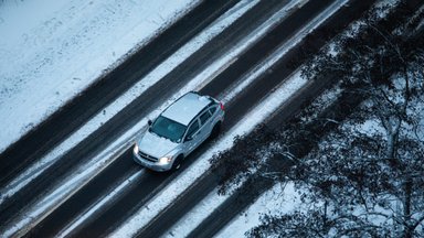 Įspėja vairuotojus: dalyje Lietuvos eismo sąlygos pavojingos, fiksuojamas snygis