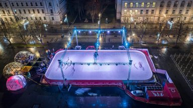Sostinė kviečia čiuožti į Kalėdas: Lukiškių aikštėje atidaryta ledo čiuožykla