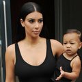 Dukros su surogatine motina susilaukusi Kim Kardashian apipils ją prabanga: taip švaistėsi pinigais, jog vyras turėjo tramdyti