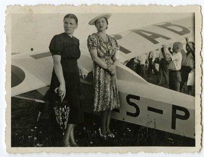Antanina Liorentaitė ir Amalija Pyragienė Kauno aerodrome (Lietuvos aviacijos muziejaus nuotr.)