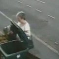 Anglijoje sučiupta katę į šiukšlių konteinerį įmetusi moteris