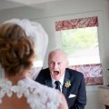 Sunku sulaikyti ašaras: tėvai pamatė pirmą kartą savo dukras vestuvių dieną
