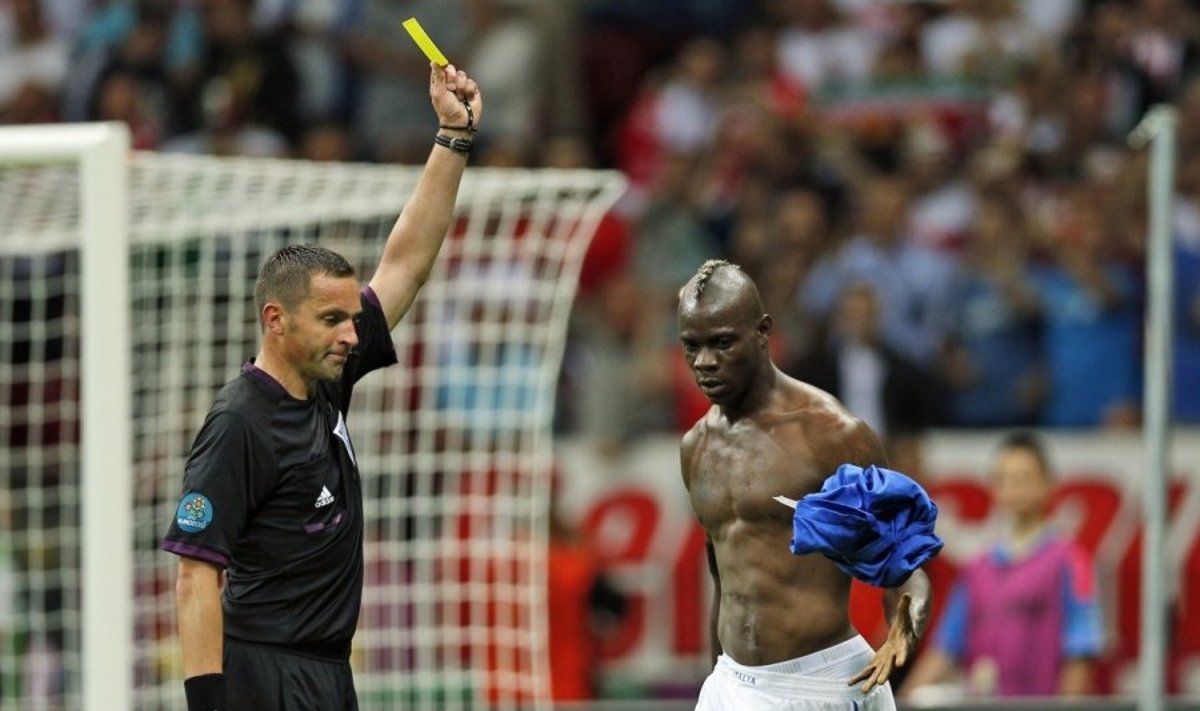 Mario Balotelli baudžiamas geltona kortele