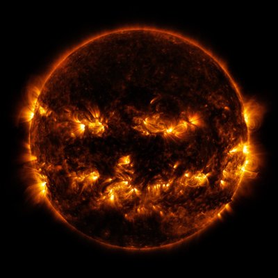 Saulės dėmės, plazmos išsiveržimai ir geomagnetinės audros. NASA/ESO nuotr.